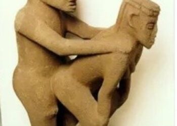 La estatua de basalto que muestra a una pareja en un acto sexual