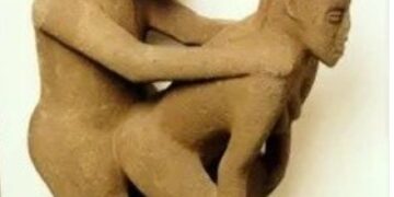 La estatua de basalto que muestra a una pareja en un acto sexual