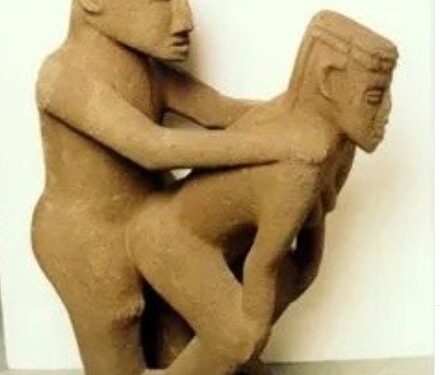 La estatua de basalto que muestra a una pareja en un acto sexual