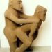 La estatua de basalto que muestra a una pareja en un acto sexual