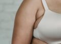 Las mujeres con senos grandes tendrìan màs posibilidades de sufrir migrañas crònicas